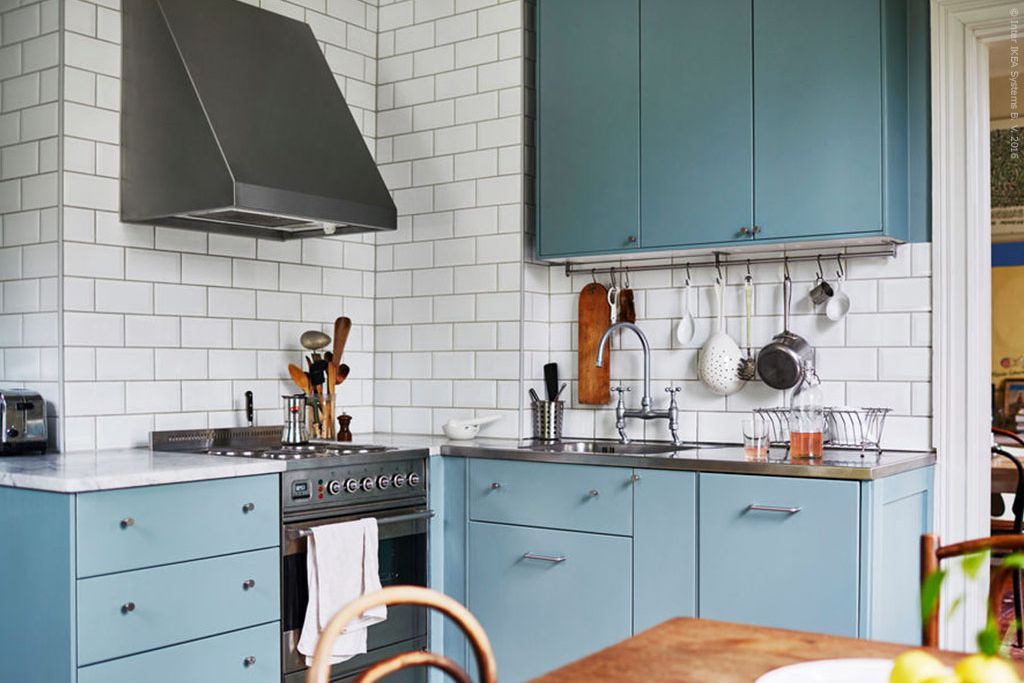 Staubig blaue Küchenschränke mit Unterflur