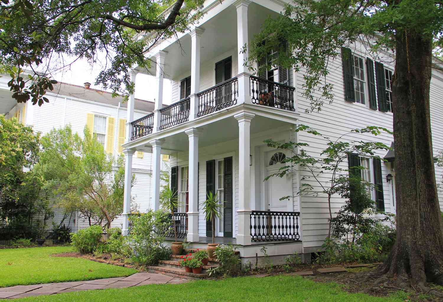 Ein Doppel-Galeriehaus im Garden District von New Orleans.