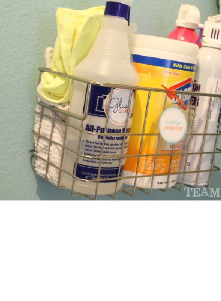 Organización de suministros de lavandería, incluyendo toallitas y limpiador en una estantería montada en la pared.