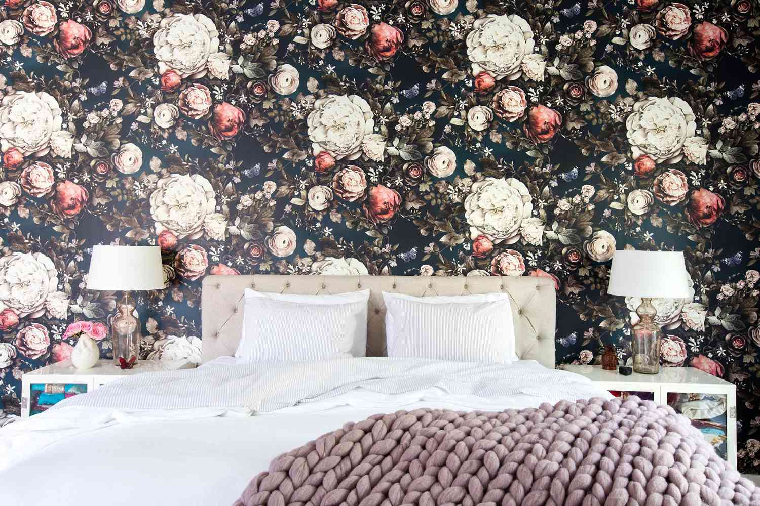 gran papel pintado floral en dormitorio