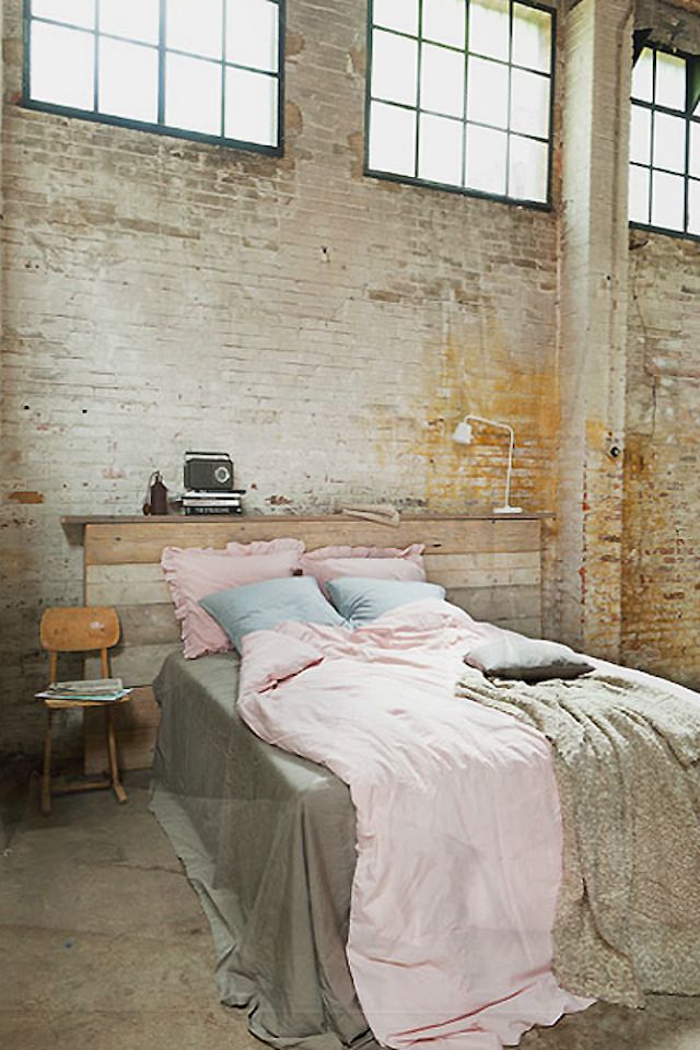 Schlafzimmer im Lagerhausstil mit rustikalen Wänden