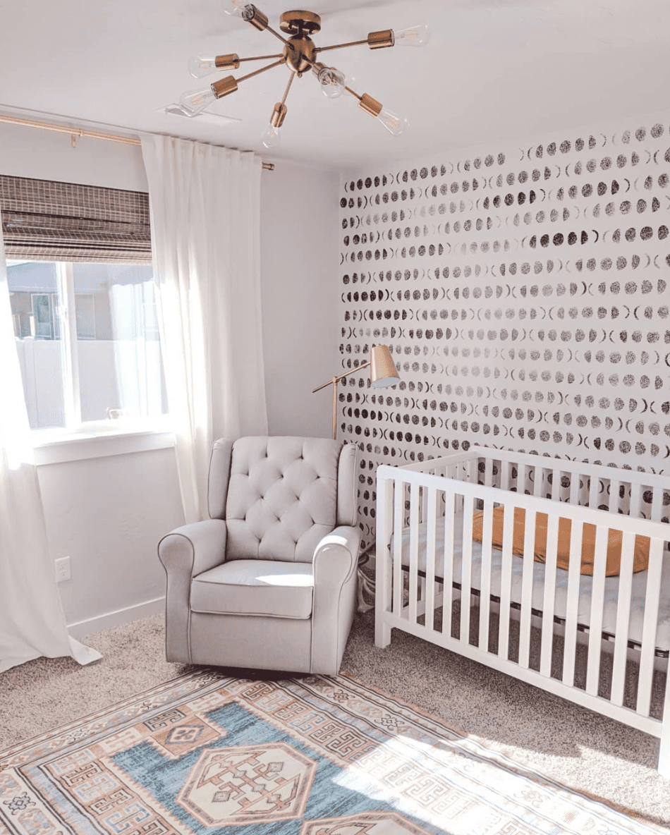 quarto de bebê com detalhes em cinza