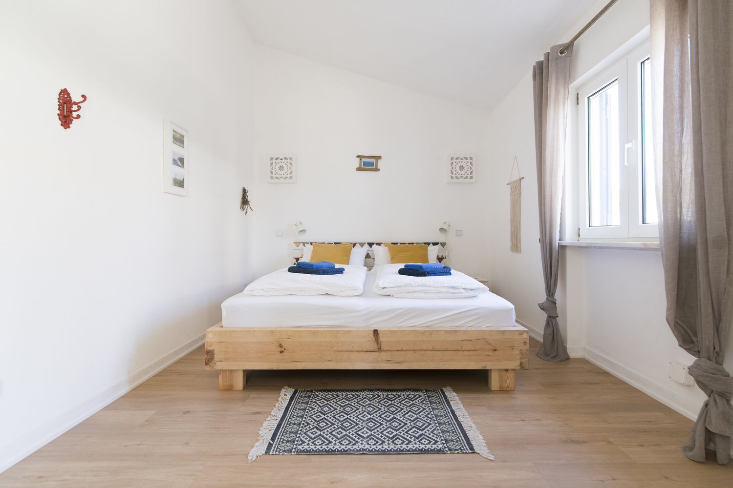 Schlafzimmer mit Hartholzböden
