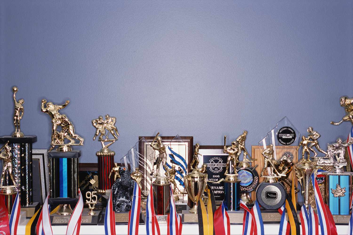 Trofeos y recuerdos deportivos en una estantería