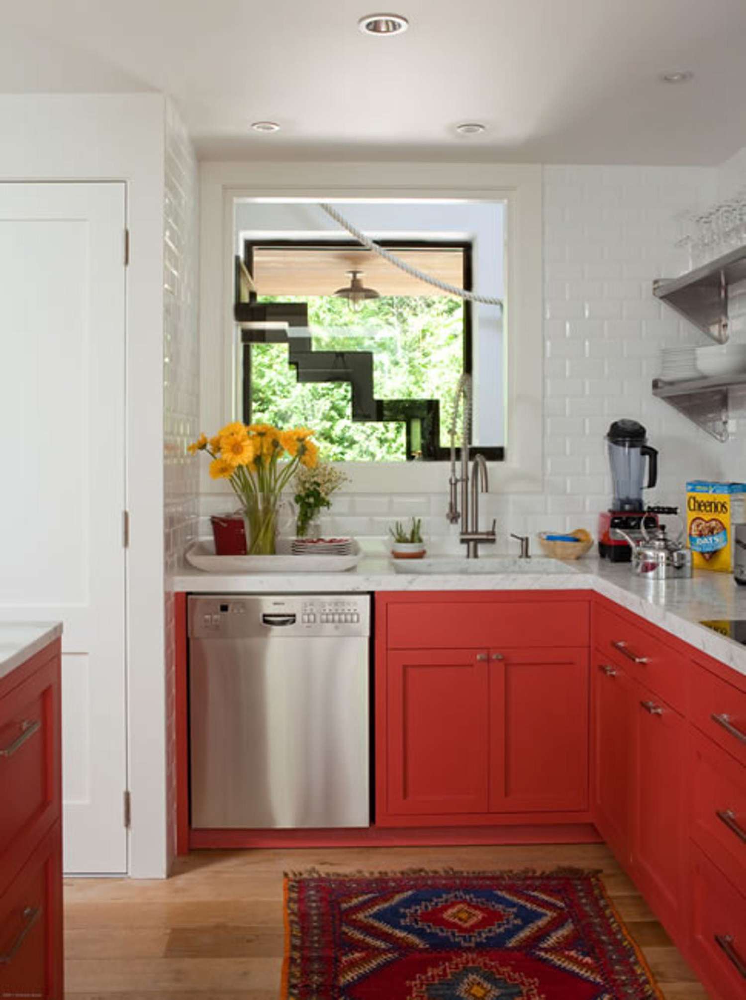 Küche mit roten Unterschränken