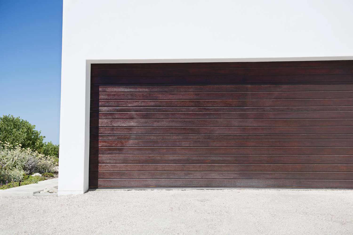 Porte en bois fermée d'un garage