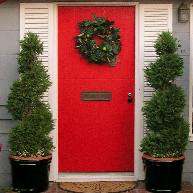 picture of wreath on red door