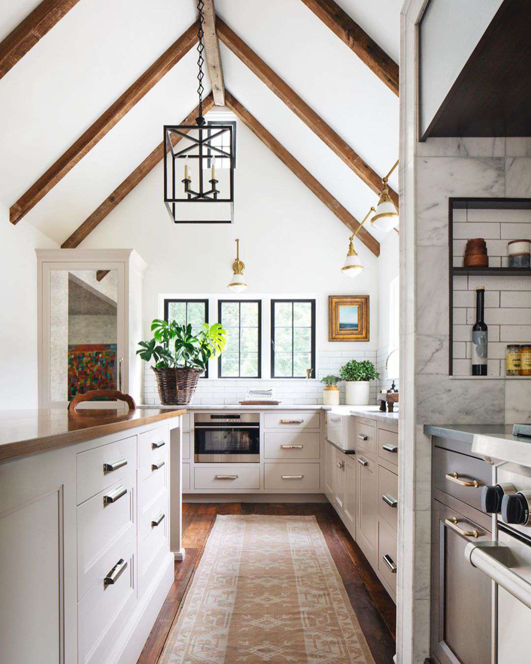 cocina blanca con techos altos y detalles en madera