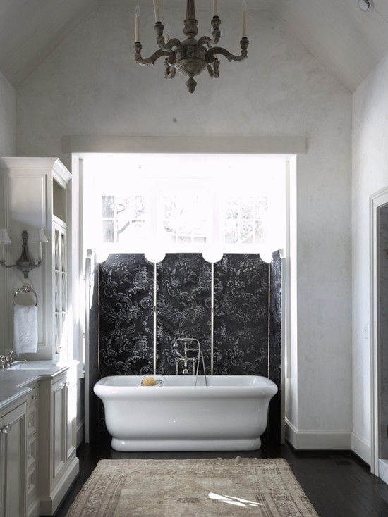 Banheiro gótico com piso de madeira