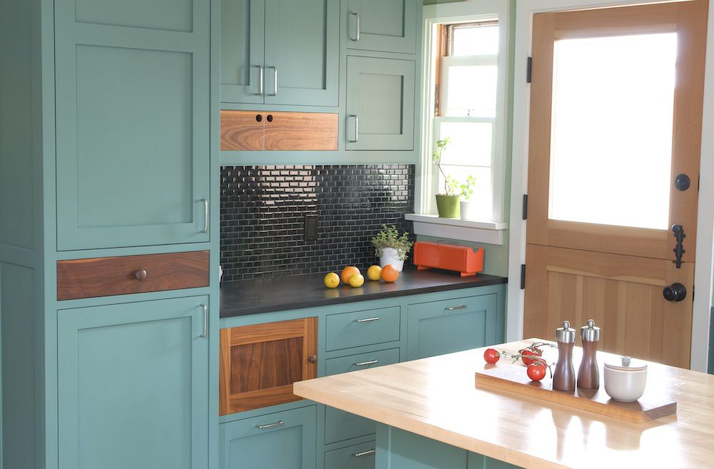 armários de cozinha com pintura turquesa fosca