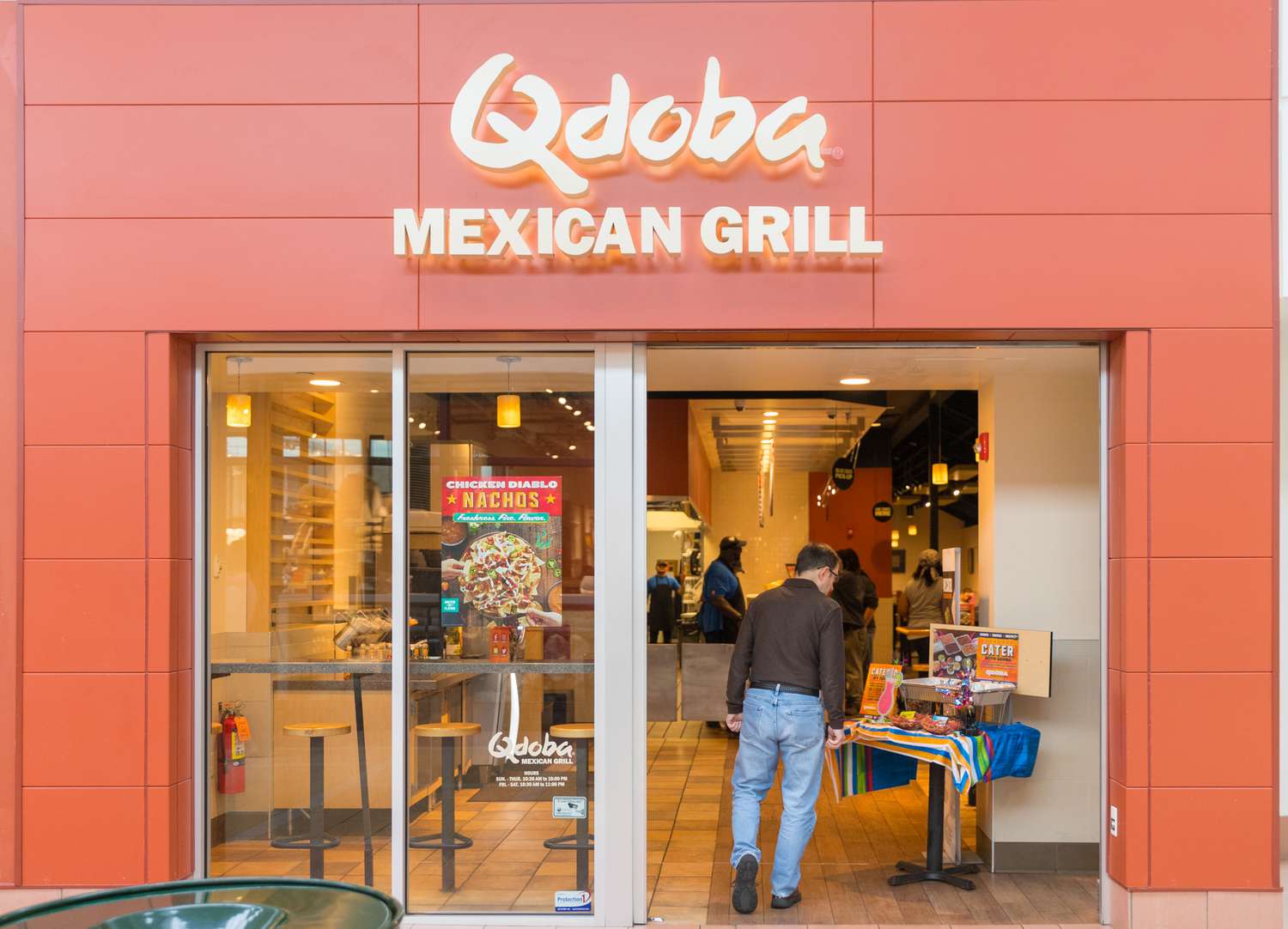 Qdoba Mexican Grill außen und Logo.