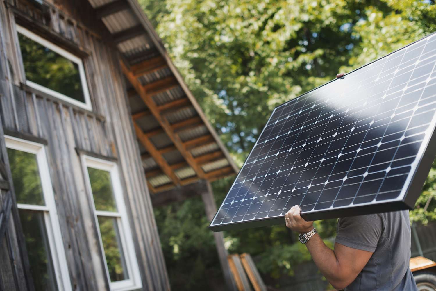 Mann trägt Solarpanel