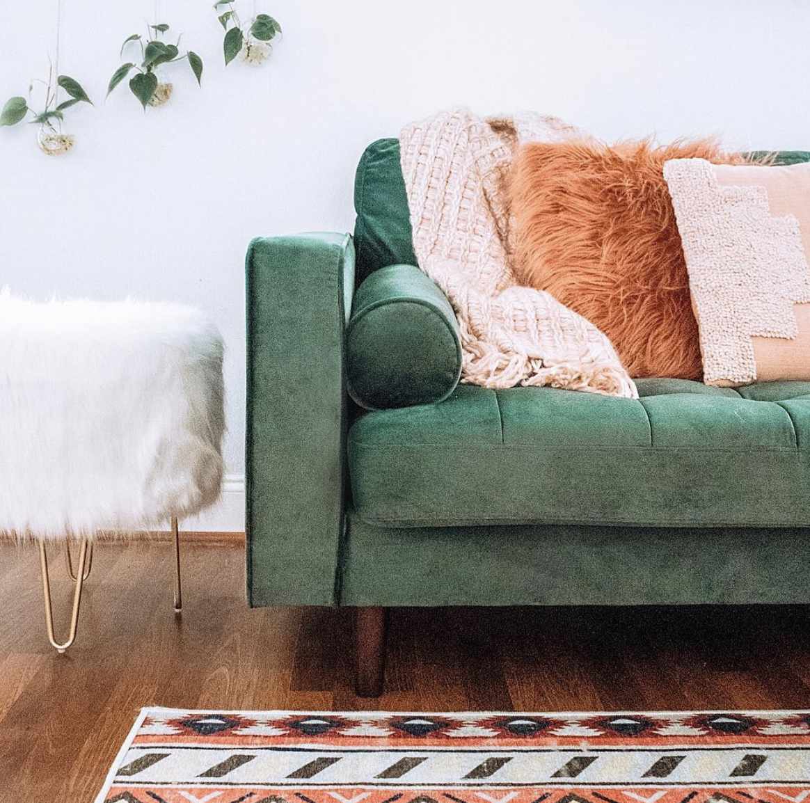 sofá verde com travesseiros