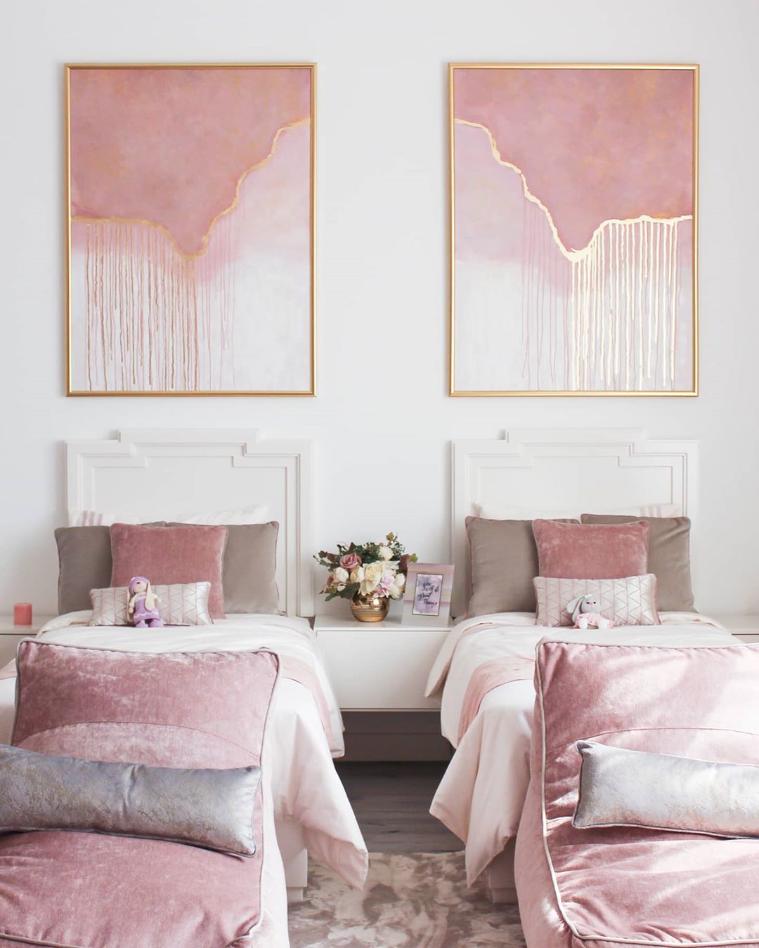 Camas de solteiro com detalhes em rosa e dourado