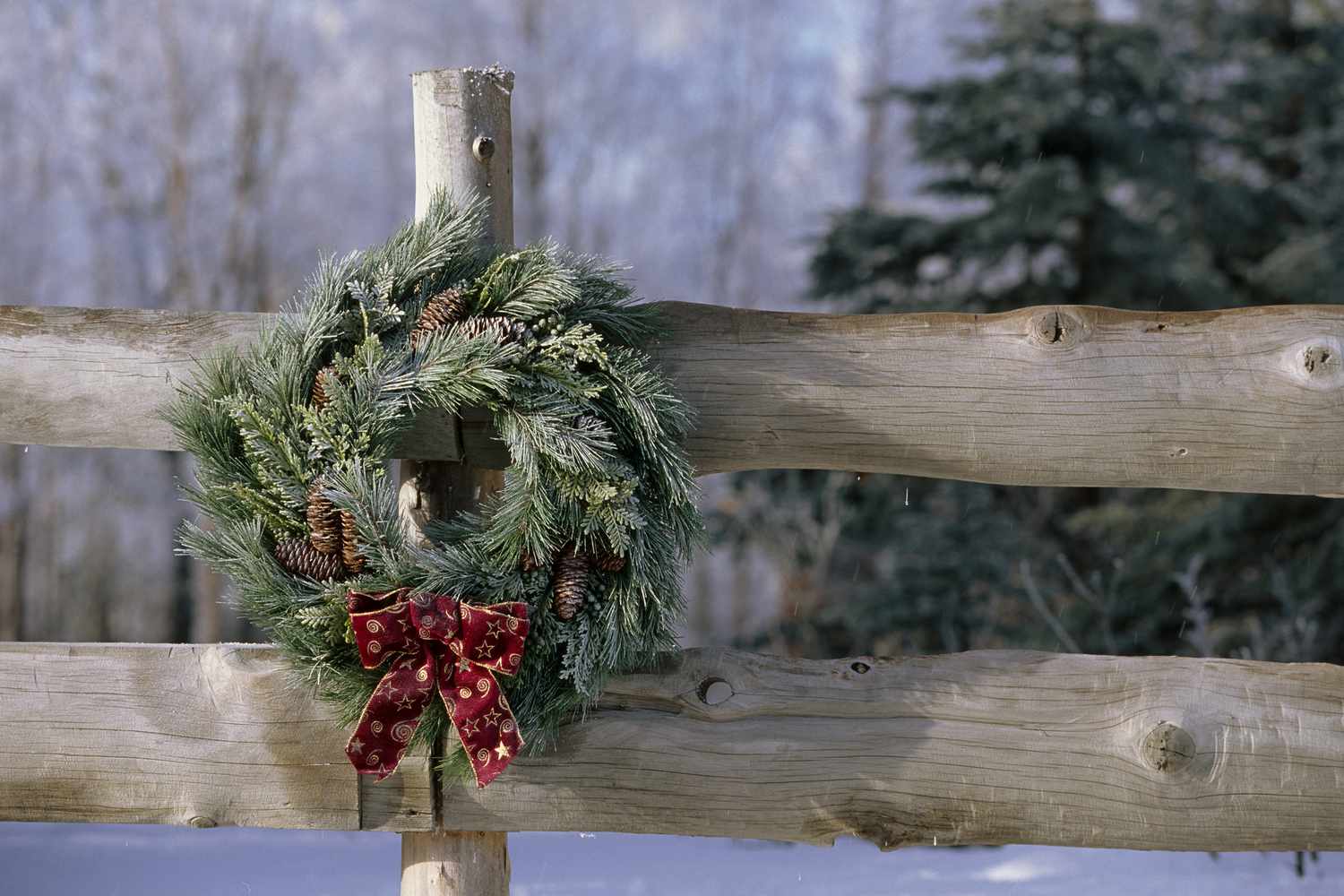 Valla de madera decorada con una corona navideña.