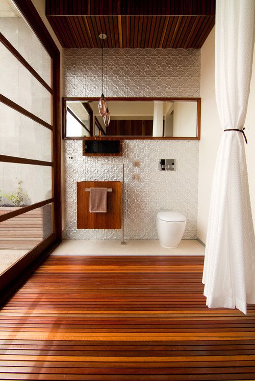 Banheiro com ripas de madeira
