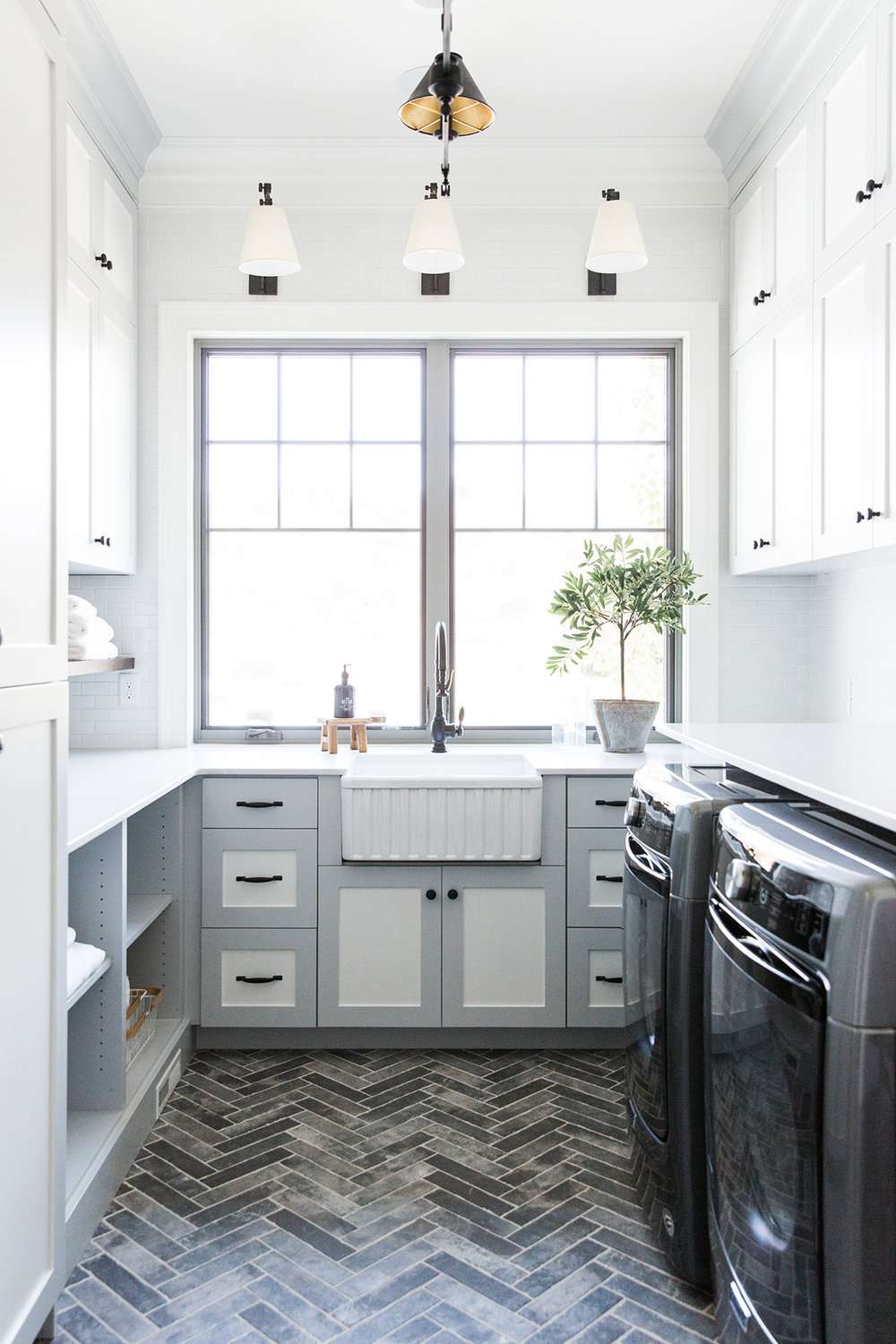 grau-weiße vintage inspirierte Waschküche