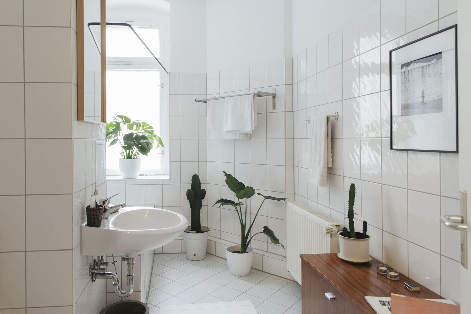 Weißes wandmontiertes Waschbecken in einem weißen Badezimmer