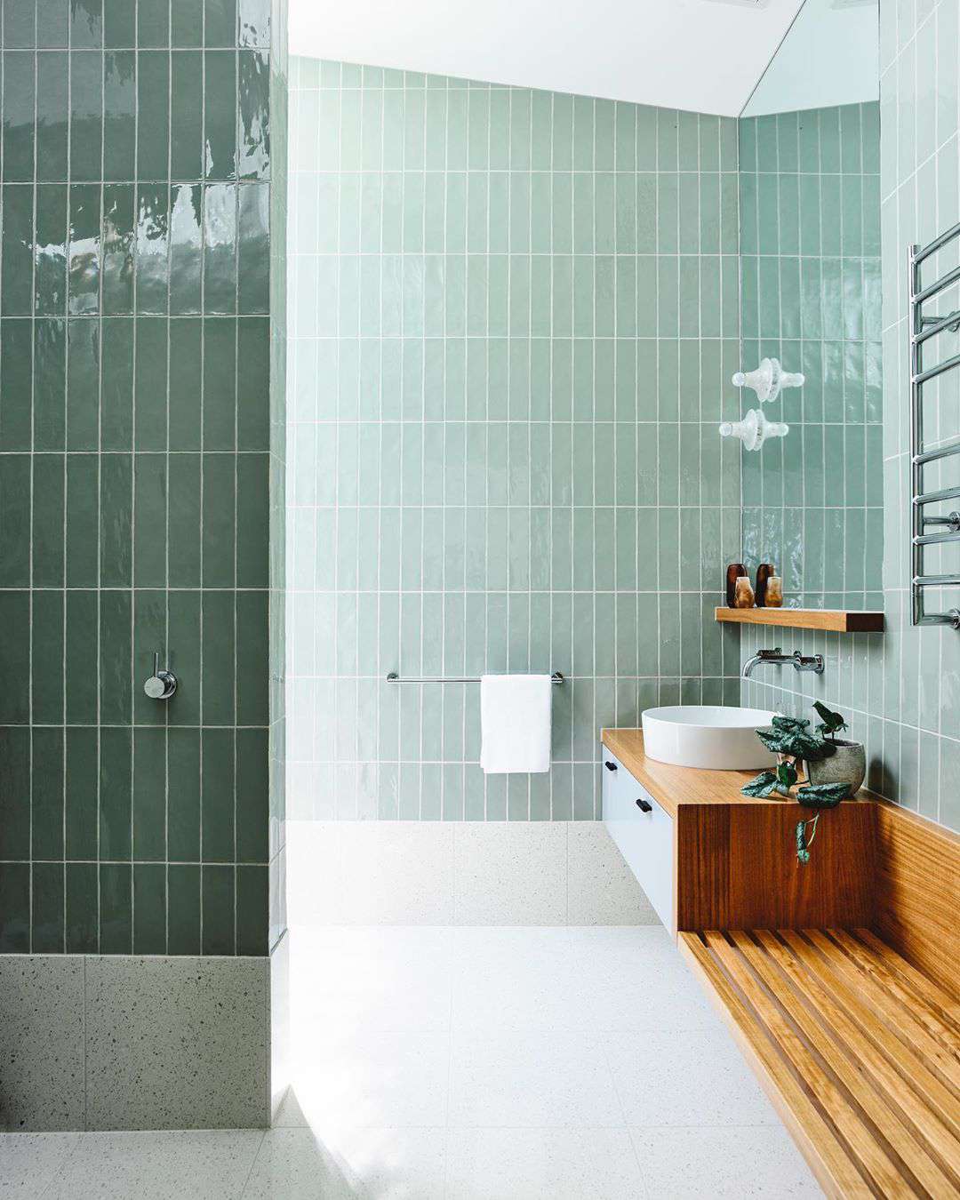 banheiro com azulejos verde claro