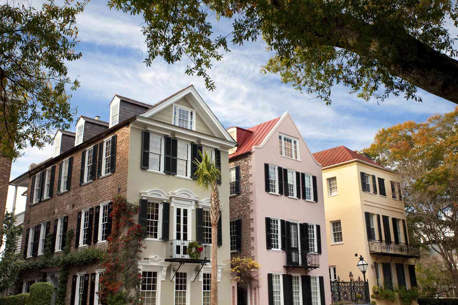 Uma fileira de casas individuais de Charleston.