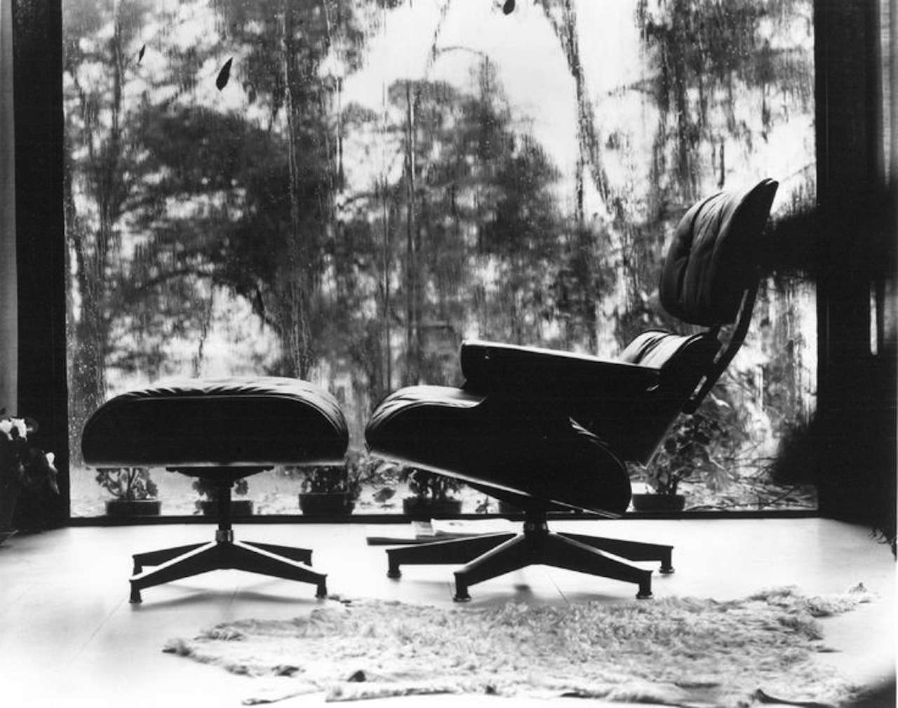 A cadeira Eames em preto e branco