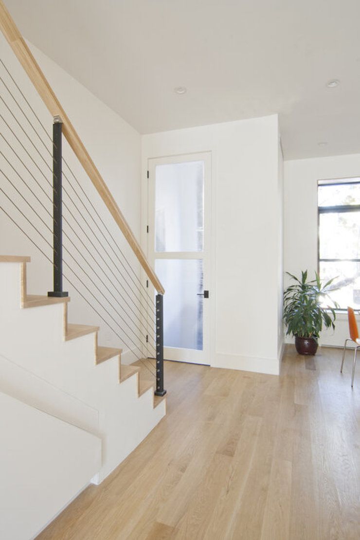 entrada de una casa con una escalera bloqueando la puerta