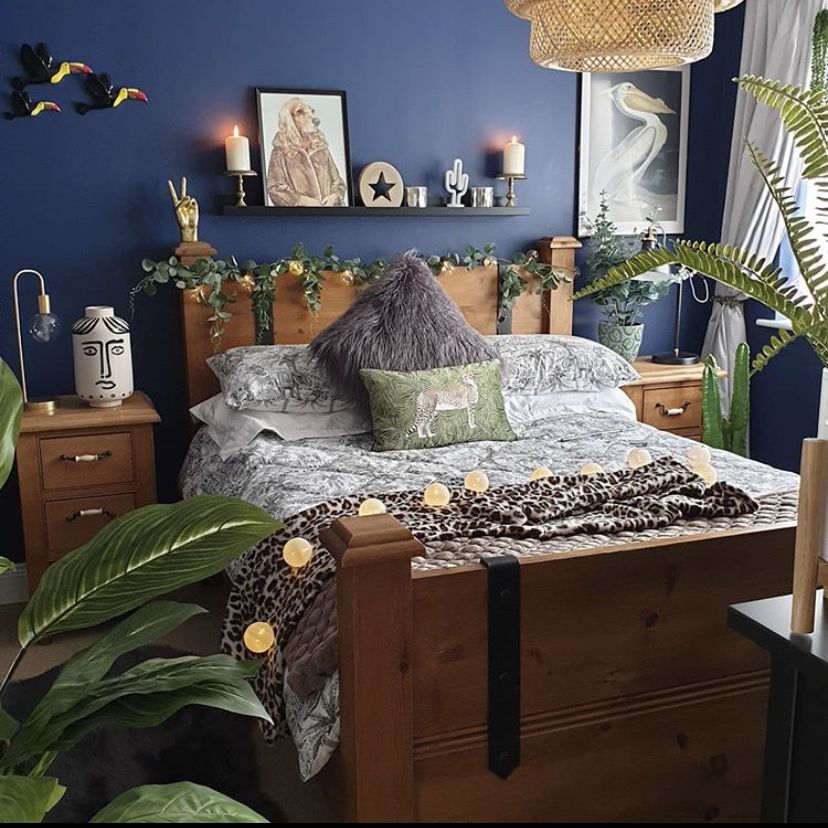 Dormitorio azul con muchas plantas