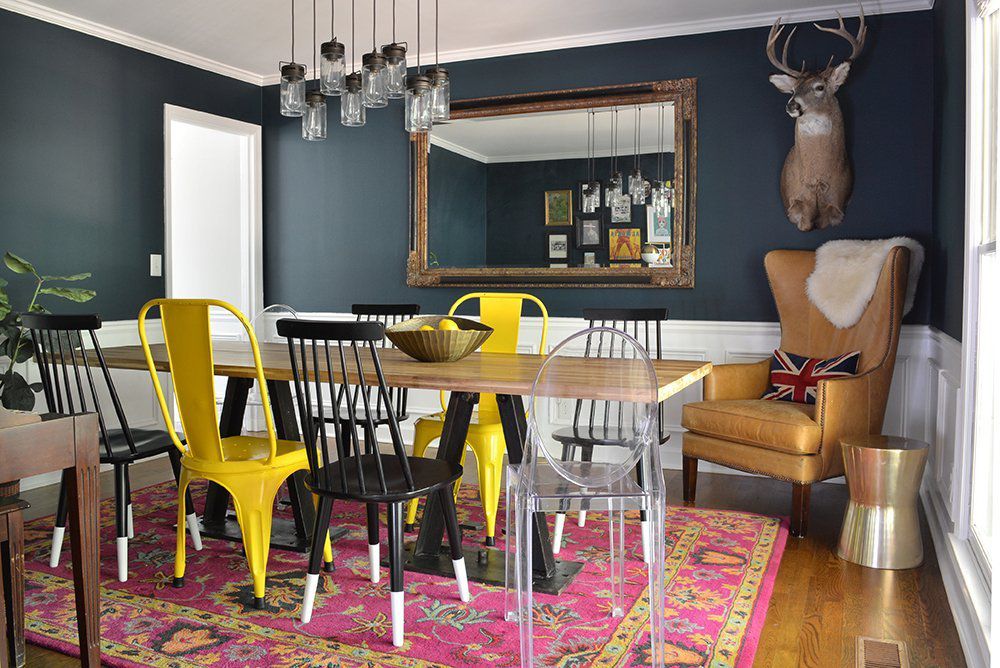 salle à manger avec mélange de styles de chaises