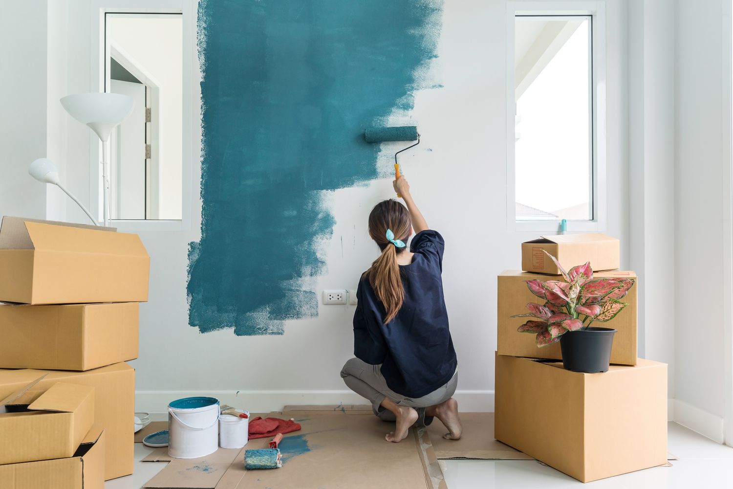 Mulher pintando parede