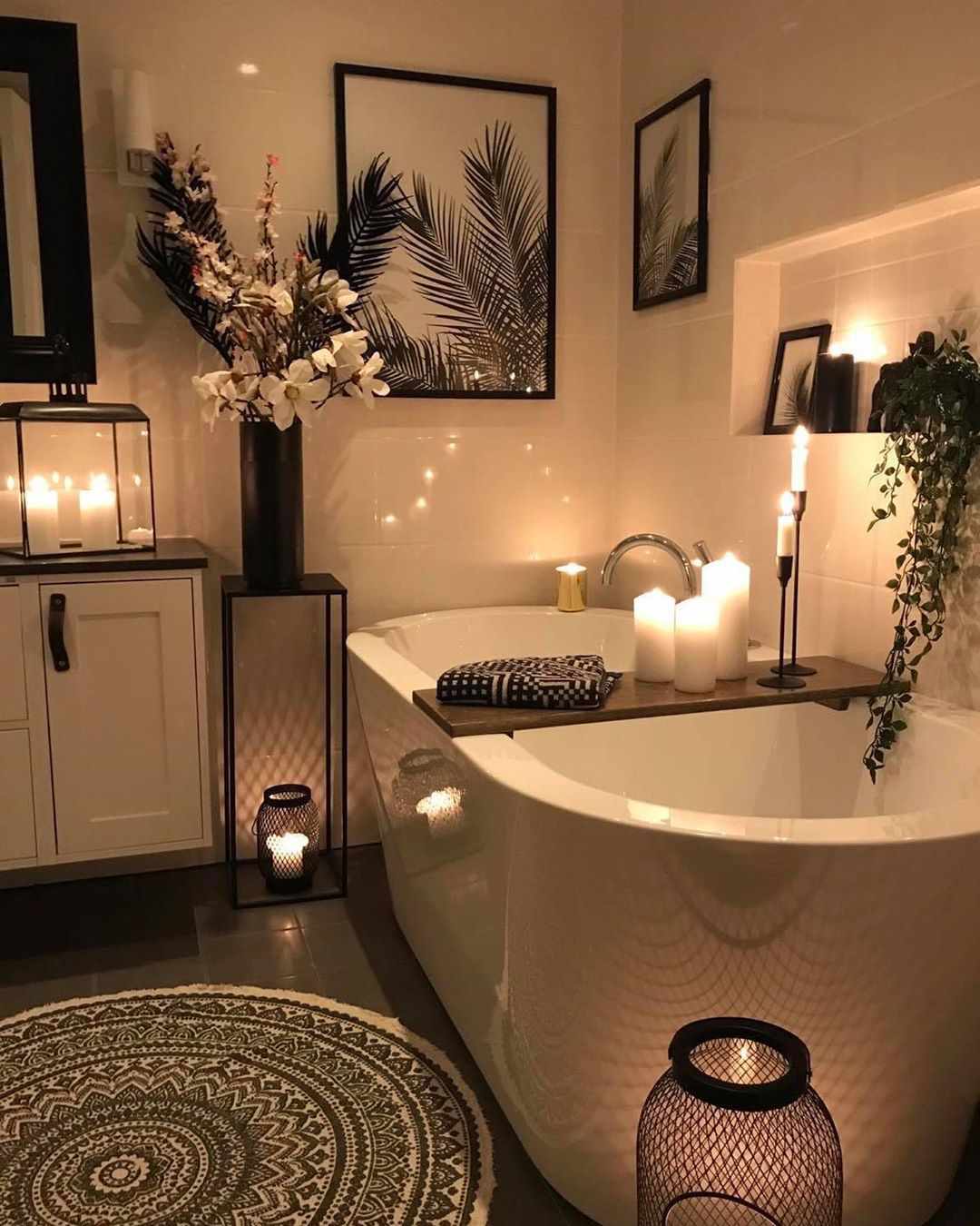 Badezimmer mit Kerzen überall