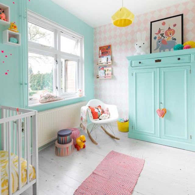 Hübsches pastellfarbenes Kinderzimmer in Minzgrün, Rosa und Gelb