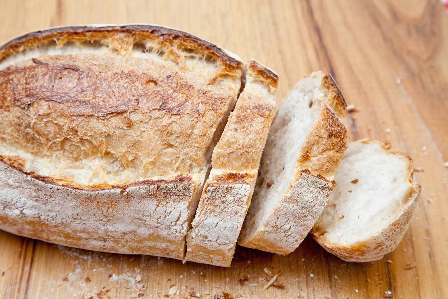 Ein aufgeschnittener Laib Brot auf der Theke