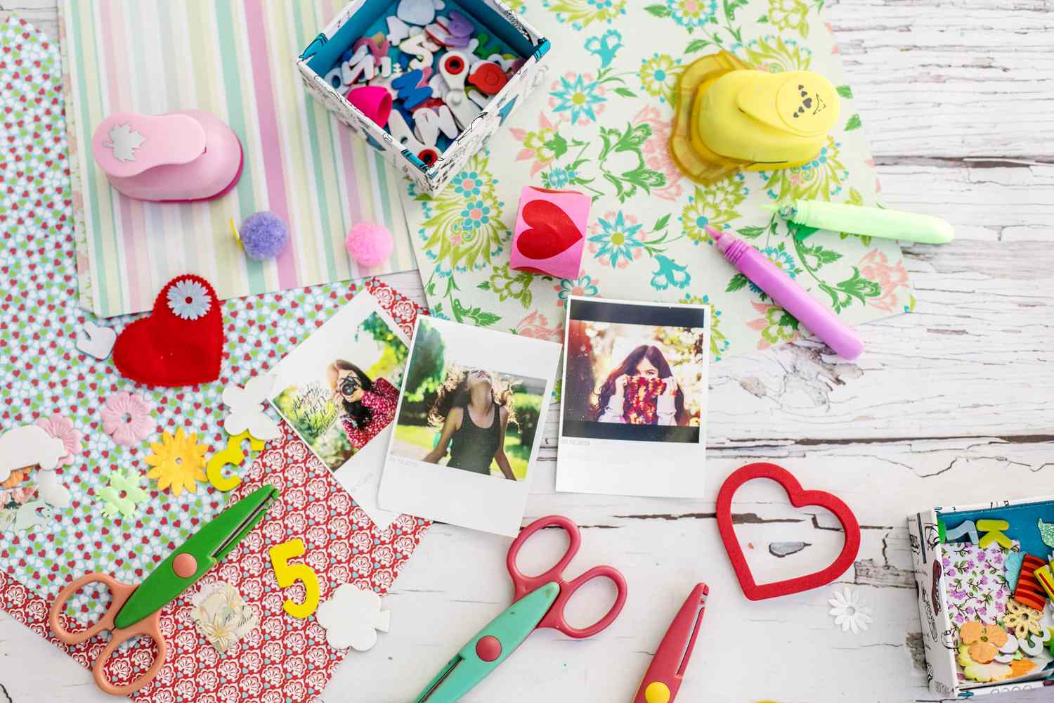 'Sortiment an Scrapbooking-Werkzeugen, einschließlich farbigem Papier, Stiften und Scheren.Klicken Sie unten, um weitere meiner Scrapbooking- und Bastelbilder zu sehen: