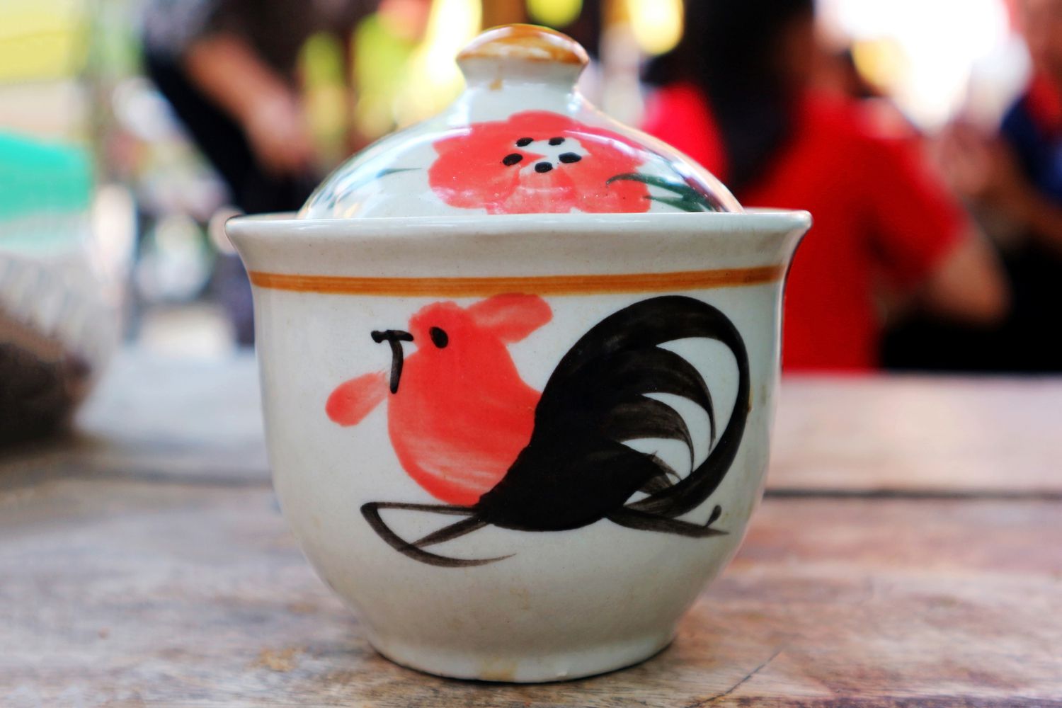 Cuenco de cerámica tradicional del norte de Tailandia con gallo