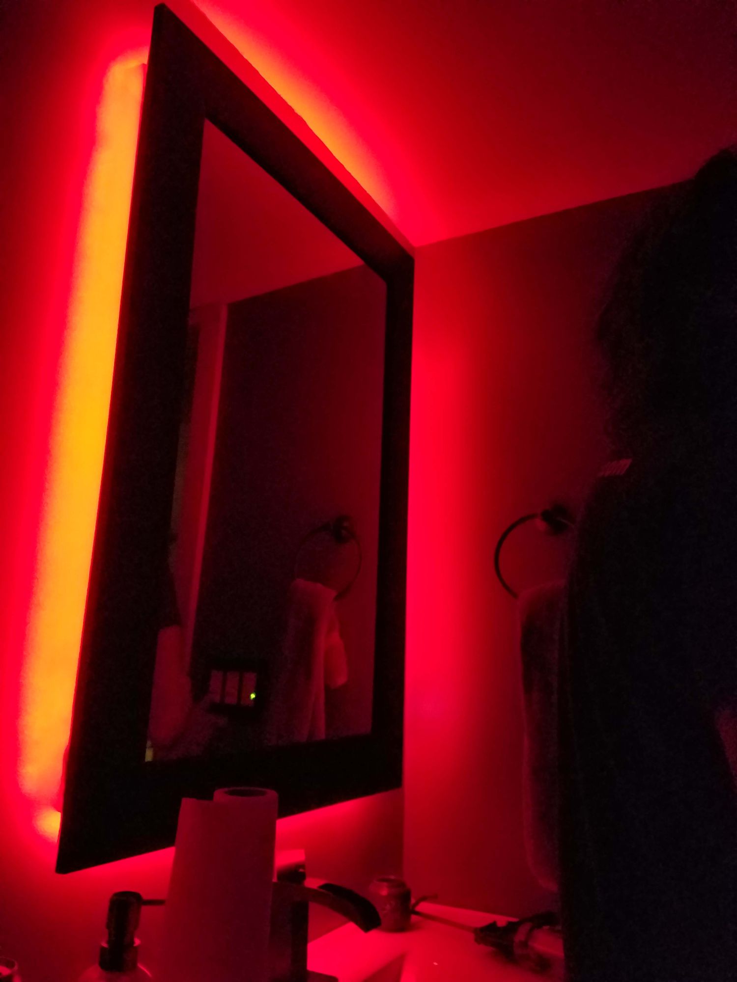 Ein rot beleuchteter Spiegel in einem Badezimmer