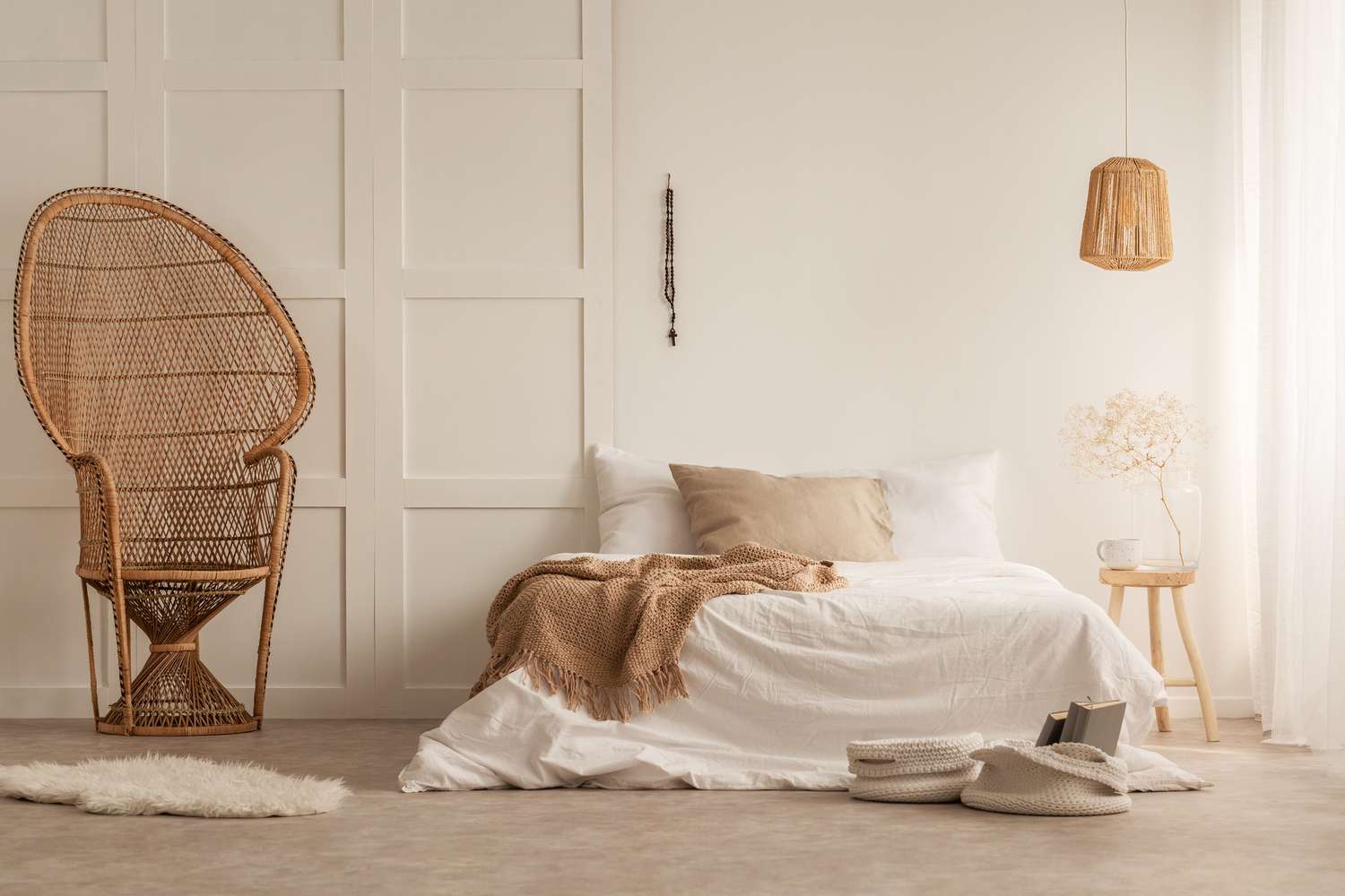 Elegante silla pavo real en elegante dormitorio creado con materiales naturales de color tierra