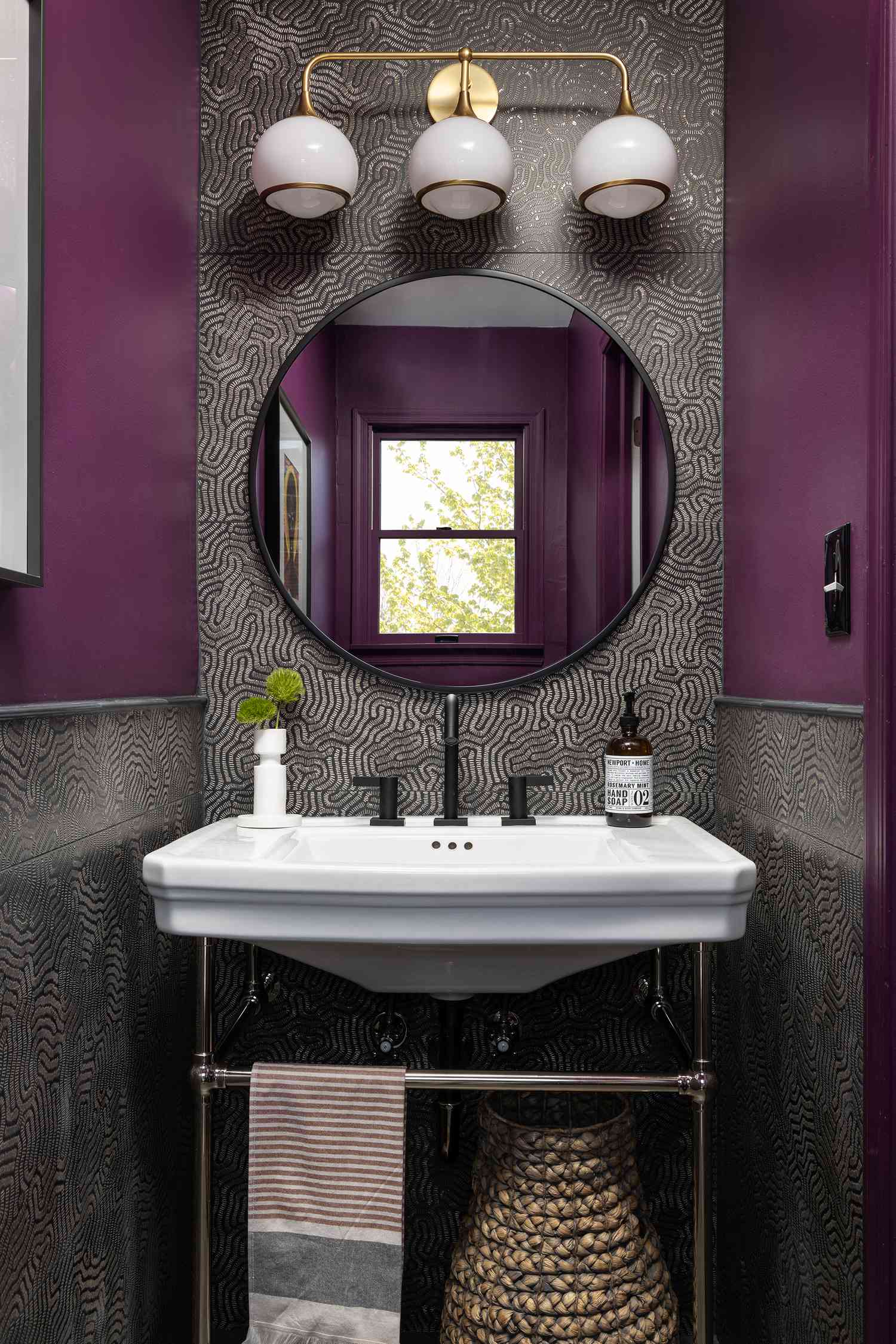 Beth Diana Smiths atemberaubendes Badezimmer mit strukturierten Fliesen, lila Farbe und einem runden Spiegel