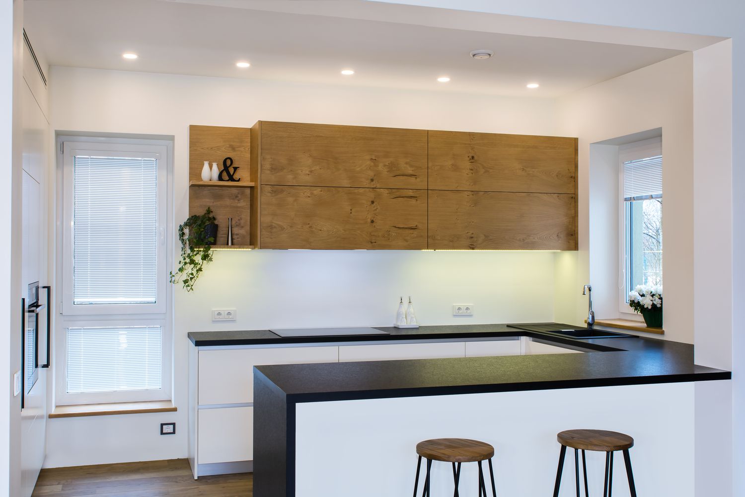 Diseño de cocina moderna en interior claro con detalles de madera.