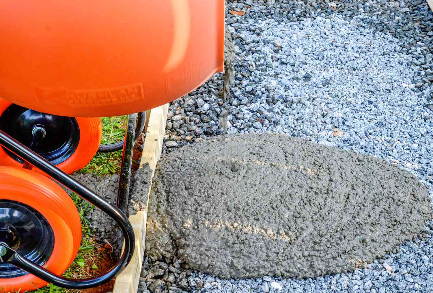 Betongießen aus dem Zementmischer. 