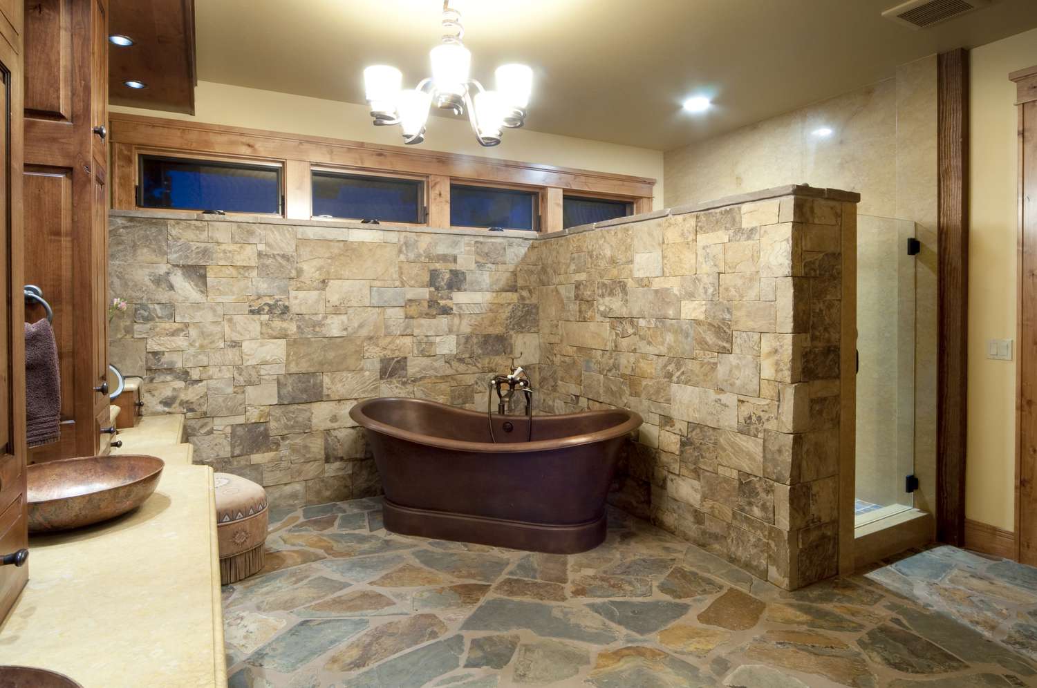 Um banheiro com piso de paver de tijolos