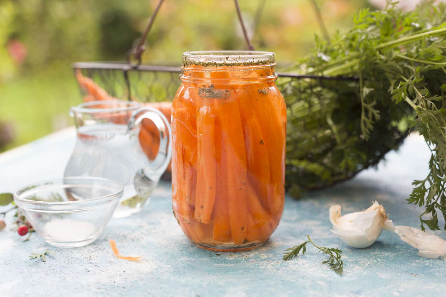 Cenouras fermentadas em pote de conserva