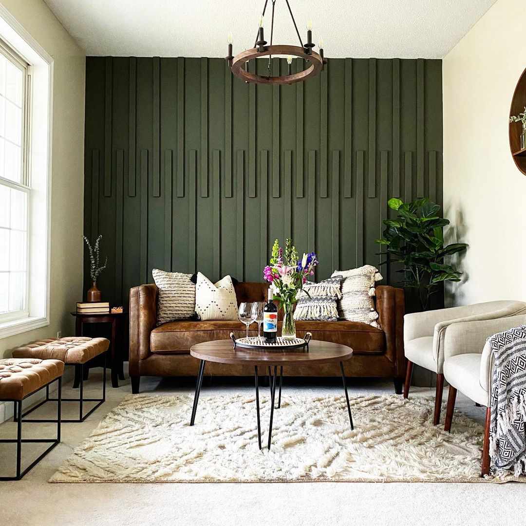 Sala de estar com parede de acento verde caçador