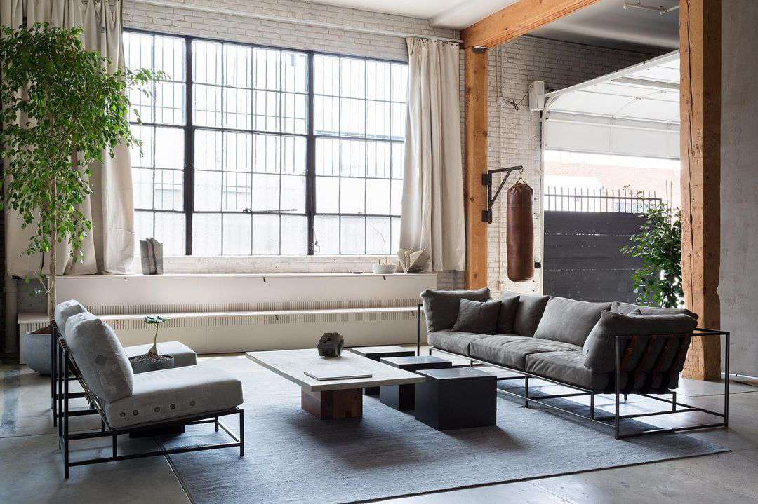 Un loft de style urbain avec des meubles de style industriel et un punching-ball installé sur le mur.