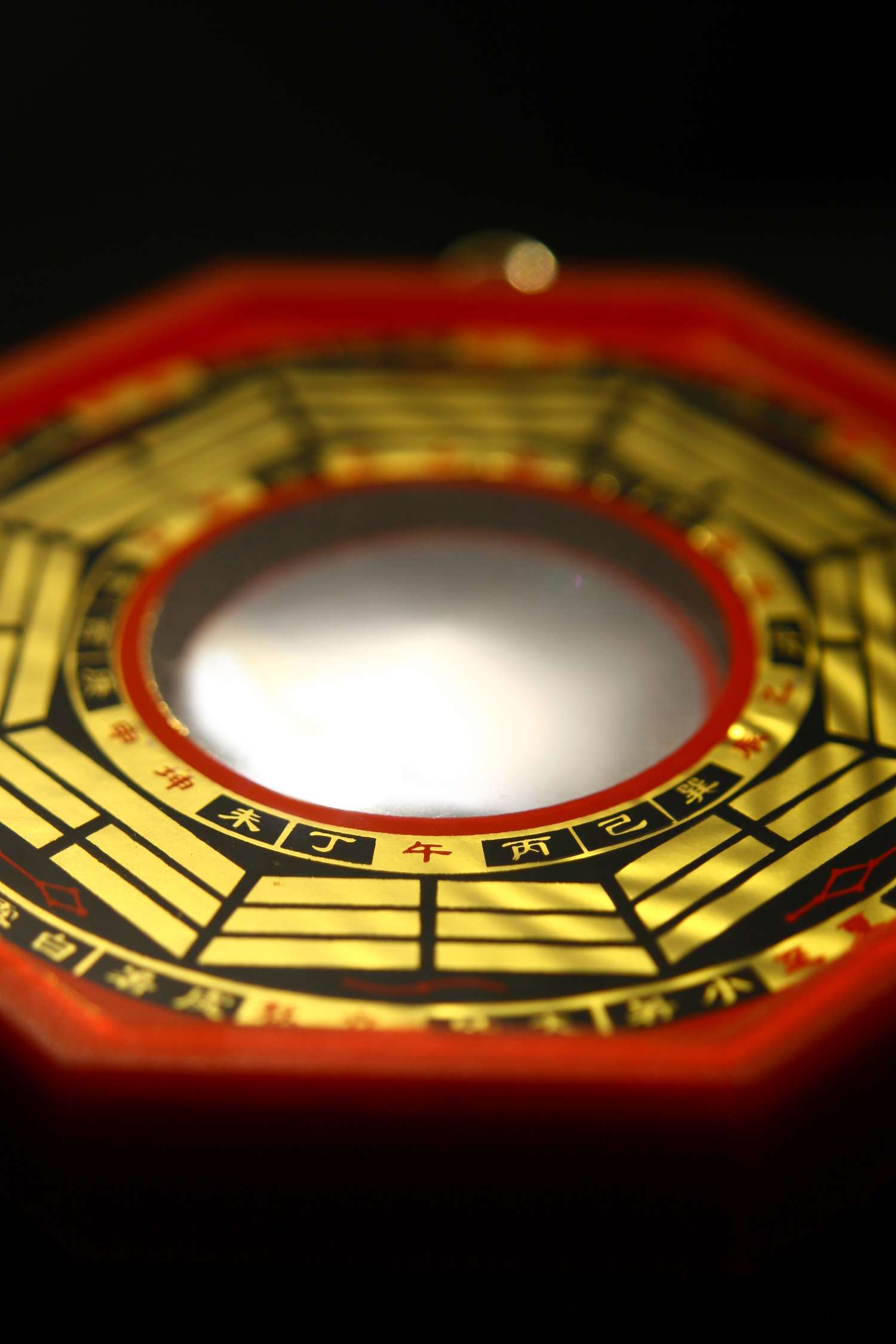 Feng shui bagua miroir sur fond noir