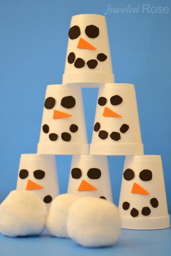 Copos de isopor transformados em bonecos de neve.