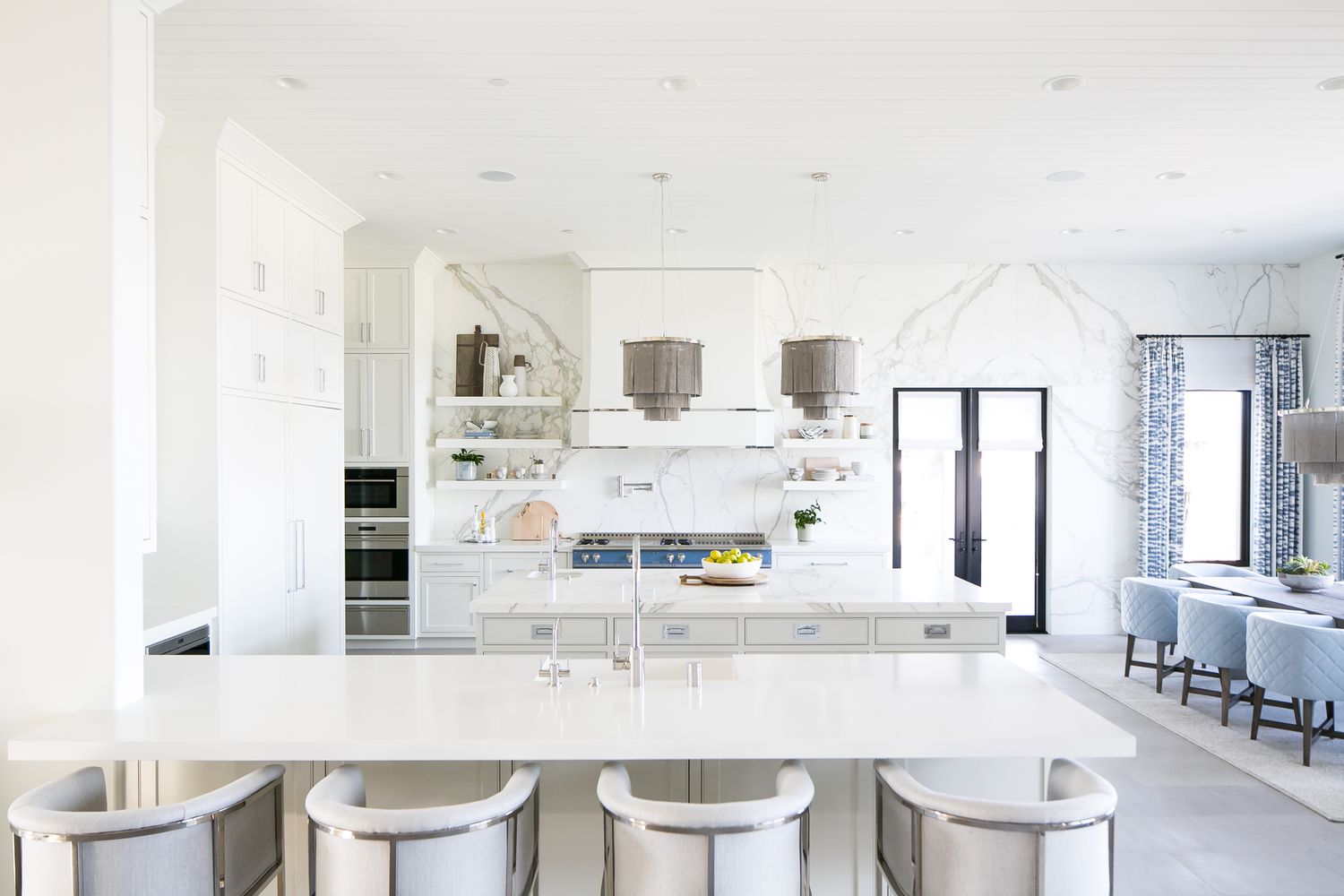 Cozinha aberta com parede de mármore