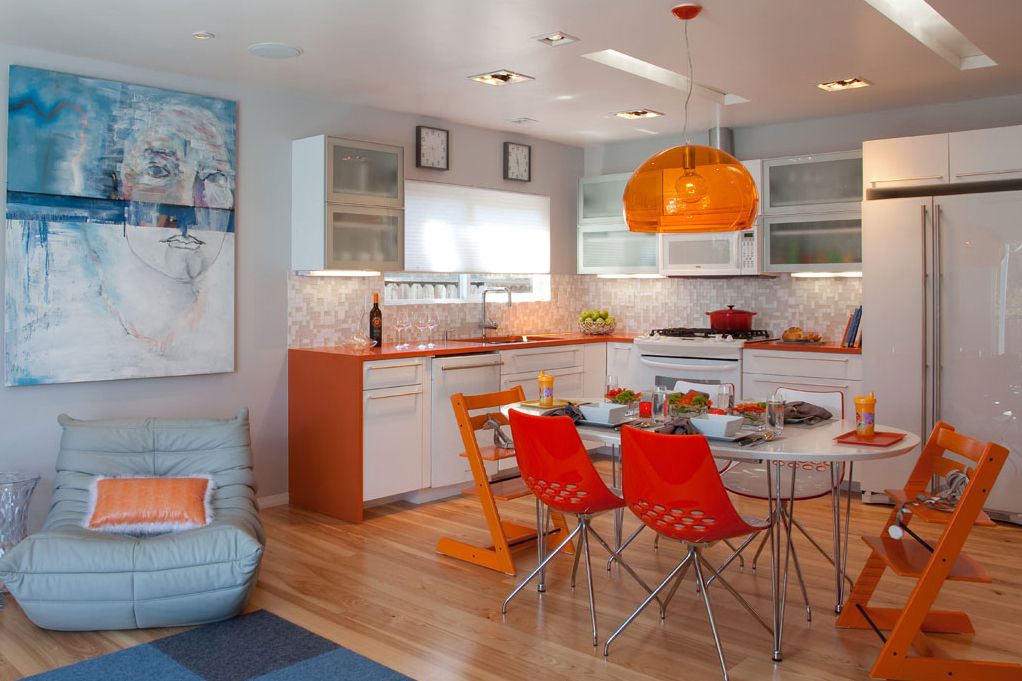 Küche mit orangefarbener Quarz-Arbeitsplatte