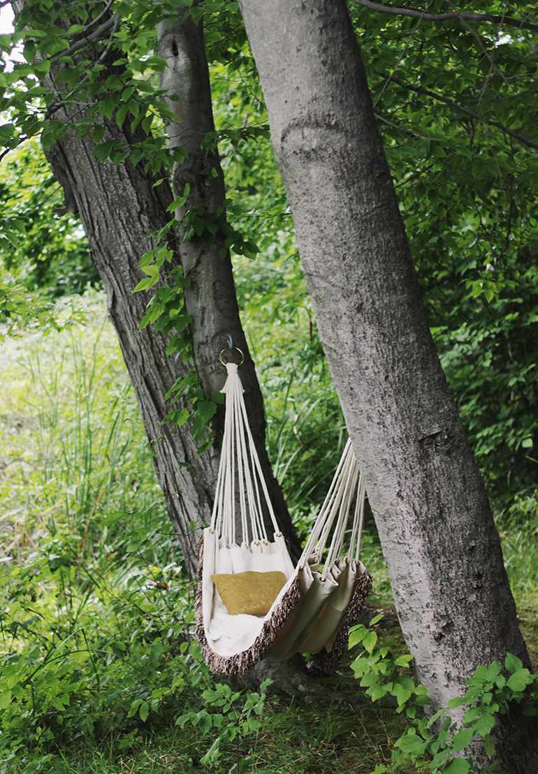 Hängematte, die an Bäumen im Wald hängt.