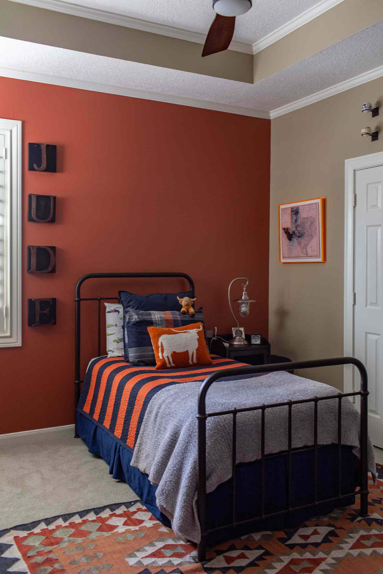 Dormitorio con toques naranjas