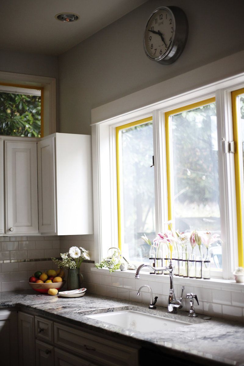 Janelas de cozinha brancas com vidros delineados em amarelo brilhante